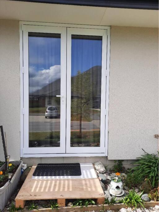 Banbury Deluxe With Spa Bath! Private Courtyard! Квинстаун Экстерьер фото
