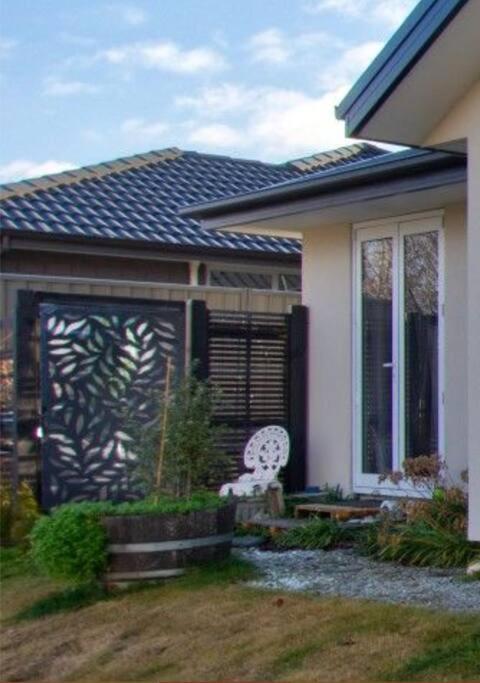 Banbury Deluxe With Spa Bath! Private Courtyard! Квинстаун Экстерьер фото